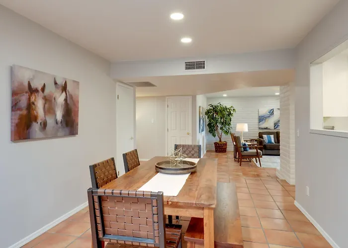 Townhome W/ Private Patio & Mtn Views! Holiday home Tucson