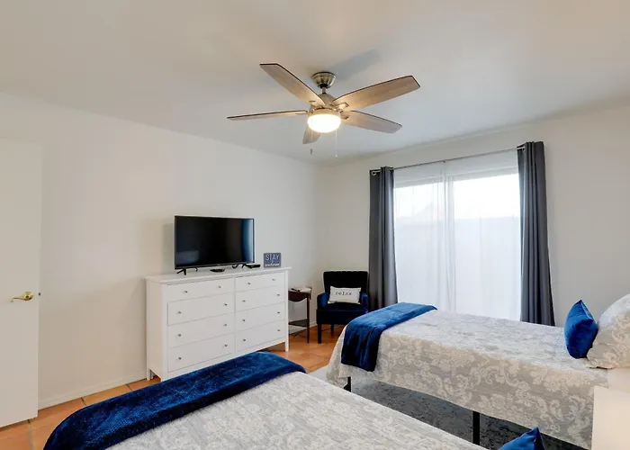 Townhome W/ Private Patio & Mtn Views! Holiday home
