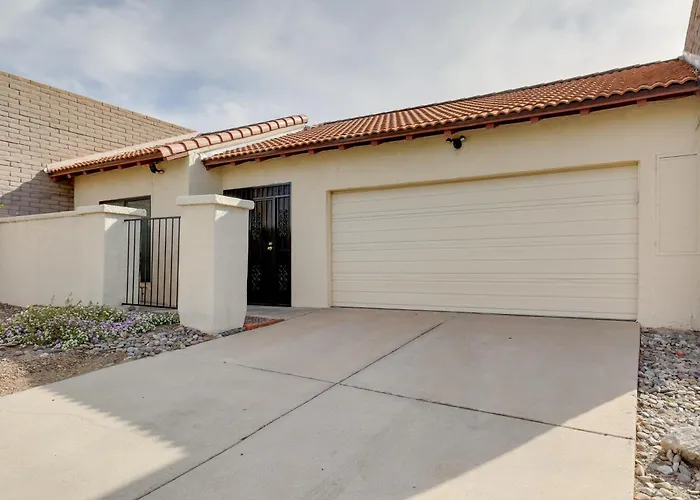 Townhome W/ Private Patio & Mtn Views! Holiday home Tucson