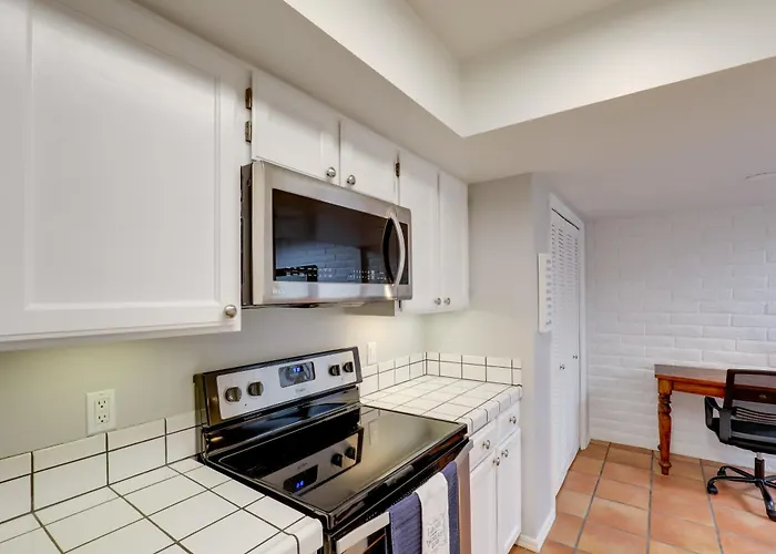 Townhome W/ Private Patio & Mtn Views! Holiday home Tucson