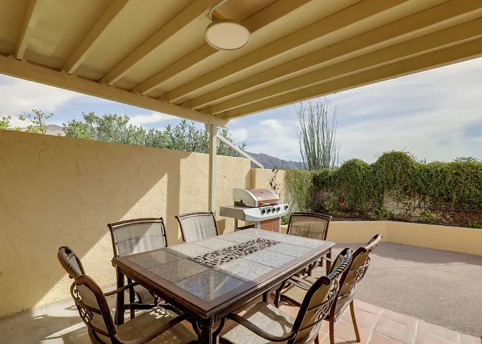 Townhome W/ Private Patio & Mtn Views! Holiday home