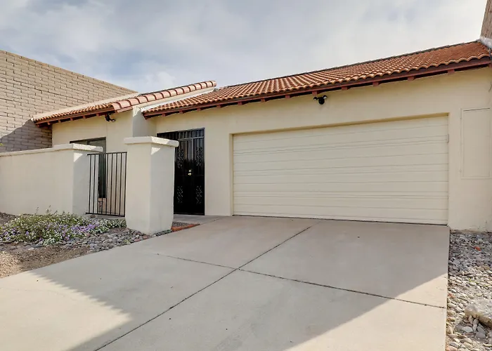 Townhome W/ Private Patio & Mtn Views! Holiday home